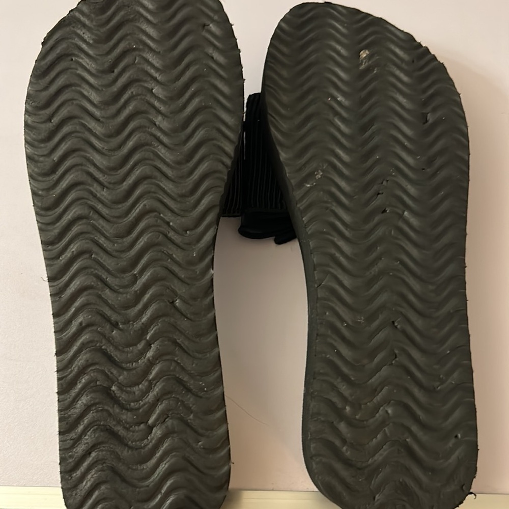Black bow knot platform mule slides.Size 8. - Picture 2 of 2